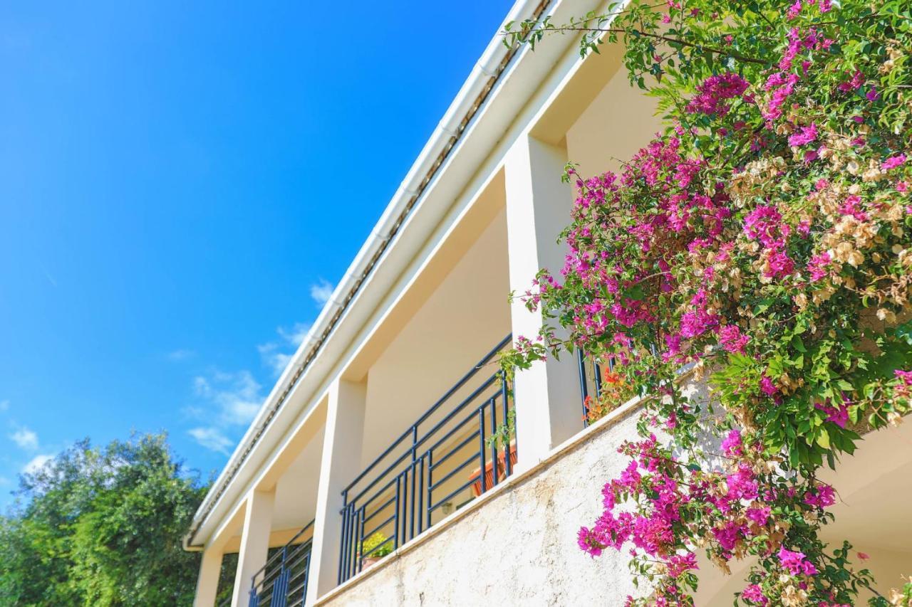 Villa Natasha Katávolos Exterior photo